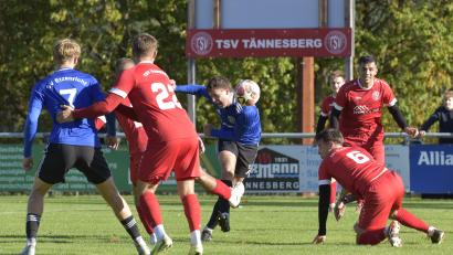 Bild: Hans Mark
Der Etzenrichter Michael Wexlberger (Mitte) versucht es aus der Distanz - jedoch vergeblich. Der SVE kam beim TSV Tännesberg nicht über ein 1:1 hinaus.