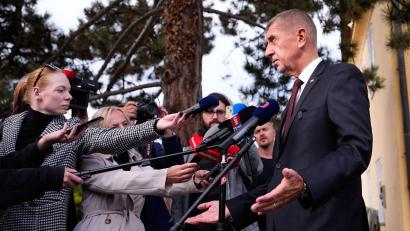 Bild: Petr David Josek/AP/dpa
Der tschechische Ministerpräsident Andrej Babis (ANO) spricht mit den Medien, nachdem er bei den Senats- und Kommunalwahlen seine Stimme abgegeben hat.
