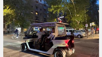 Bild: Sabine Dobel/dpa
Immer mehr Golfcarts mit Touristen verstopfen Roms Straßen.