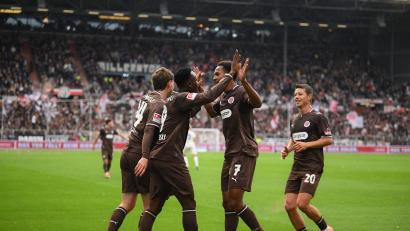 Bild: Gregor Fischer/dpa
St. Pauli bejubelt den Treffer zum 1:0.