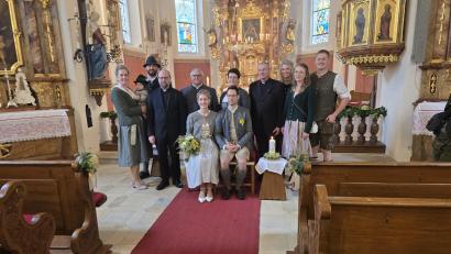 Bild: swo
Noch in der Kirche gratulierten Eltern und Geschwister dem Brautpaar. Auch die Familienfotos wurden gleich dort aufgenommen – hier mit der Familie der Braut. Auf einen feierlichen Auszug aus der Kirche wurde deshalb verzichtet.