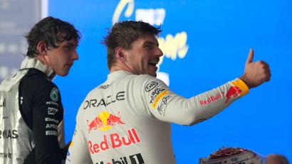 Bild: Vincent Thian/AP/dpa
Max Verstappen war schon viermal Champion, Kimi Antonelli (l) dürfte es bald erstmals werden.