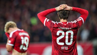 Bild: Daniel Karmann/dpa
Die Nürnberger ärgern sich über den späten Ausgleich durch Wolfsburg.
