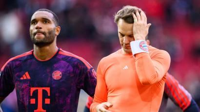 Bild: Tom Weller/dpa
Manuel Neuer (r) nach dem Spiel und seinem heftigen Patzer in Augsburg.