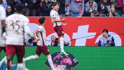 Bild: Tom Weller/dpa
Augsburg-Profi Fellhauer jubelt nach seinem Bundesliga-Rekordtreffer.