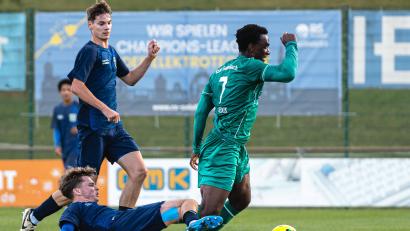 Bild: Hannah Dirscherl
Die DJK Gebenbach verlor das Heimspiel gegen den TSV Großbardorf mit 1:4. Torjäger Jeanpaul Ajala-Alexis (rechts) hatte die DJK in Führung gebracht.