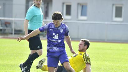 Bild: Hubert Ziegler
Matthias Graf (rechts) vom FC Amberg im Zweikampf mit seinem Karether Gegenspieler.