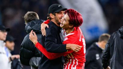Bild: Tom Weller/dpa
Trainer Julian Schuster und Siegtorschütze Keisuke Goto jubeln gemeinsam.