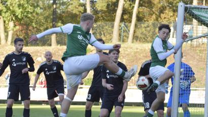 Bild: Hans Mark
Der TSV Stulln (grüne Trikots) und der SV Kemnath/B. trennten sich am Sonntag 2:2. In dieser Szene brennt es vor dem Kemnather Tor lichterloh.