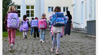 Bild: Patrick Pleul/dpa
Kinder leiden unter den Folgen des Klimawandels. (Symbolbild)