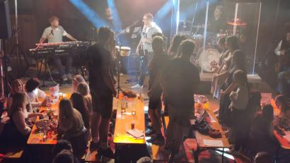 Bild: Herbert Ziegler
Die Band "Mystery 6" begeisterte beim Oktoberfest in Heinersreuth die Fans nicht nur auf den Bänken vor der Bühne.