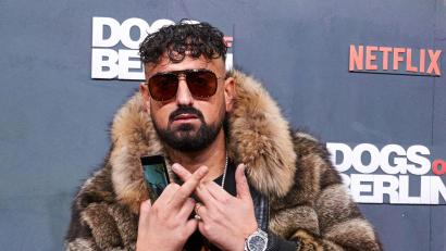 Bild: Annette Riedl/dpa
Rapper Aykut Anhan - alias Haftbefehl - muss Konzerte absagen. (Archivbild)