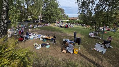 Bild: IG Spielplatz Hütten
Viele Besucher stöbern beim ersten Flohmarkt auf dem Spielplatzgelände in Hütten.
