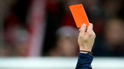 Symbolbild: Patrick Seeger
Ein Schiedsrichter wurde nach einem Fußballspiel in Faßmannsreuth von einem Zuschauer bedroht und beleidigt. Die Polizei sucht Zeugen.