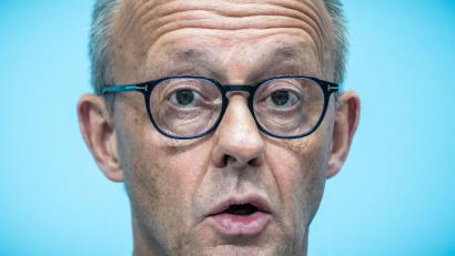 Bild: Michael Kappeler/dpa
Merz: „„Wir müssen uns aus einem Tief herausarbeiten.“