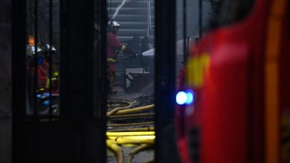 Bild: Julien De Rosa/AFP/dpa
Die Feuerwehr brachte den Brand in der Markthalle unter Kontrolle.