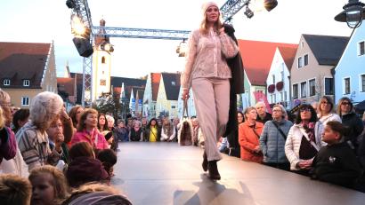 Bild: Rudolf Hirsch
Die Modenschau auf dem Schwandorfer Marktplatz lockte wieder viele Besucher in die Innenstadt. Die Models zeigten die neuesten Trends für den Modeherbst.