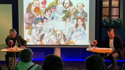 Bild: Susanne Schwab
Dessen "Welttheater" im Hintergrund eröffneten Wolfgang Hartmann (links) und Silvester von Hößlin den Anwesenden einen völlig neuen Blick in den Bilderkosmos eines Michael Mathias Prechtl.