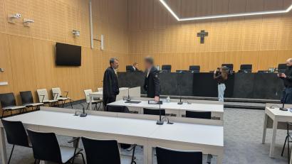 Bild: wüw
Am vermutlich vorletzten Verhandlungstag im Müllprozess verteidigte alleine der Weidener Rechtsanwalt Rouven Colbatz den Angeklagten. Die Wahlverteidigerin Stefanie Amann war an diesem Montag verhindert.