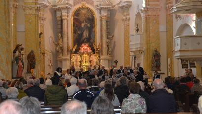 Bild: Elisabeth Dobmayer
Musikgruppen aus Vohenstrauß und der Umgebung gestalteten ein abwechslungsreiches Programm: „Holzliebe“ unter der Leitung von Margret Greß aus Waidhaus, „TriAngel“ aus Waldthurn, der Kirchenchor unter Claudia Gruber, der Gospelchor mit Katharina Portner sowie die „Andergschwisterkinder“ unter Lena Rötzer.