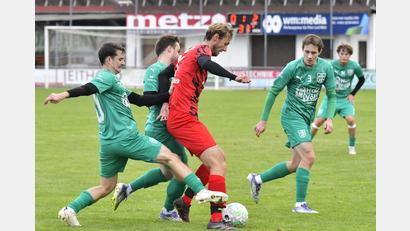 Bild: Hubert Ziegler
Alexander Graf (3. von links) vom SV Schmidmühlen wird hier von Michael Fleischmann, Tim Troidl und Tim Vögele (von links) vom FC Rieden umzingelt. Aus: FC Rieden - SV Schmidmühlen 1:4.