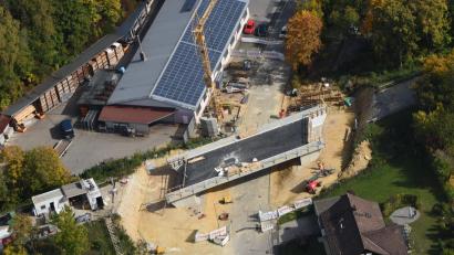 Bild: Joachim Gebhardt
So sieht die Brückenbaustelle aus der Luft aus - sie liegt an einem zentralen Punkt und blockiert seit April zwei wichtige Straßen.