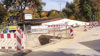 Bild: Bertram Nold
Rot-weiße Absperrungen bestimmen derzeit das Bild in Fuhrmannsreuth. Das Bild zeigt einen Baustellenabschnitt im Gregnitzweg.