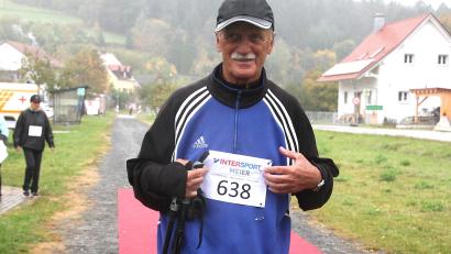 Bild: Rudolf Hirsch
Der 76-jährige Joachim Lösche war zum 18. Mal mit dabei und bewältigte die 12,5 Kilometer lange Strecke von Schwarzach nach Pertolzhofen als Einzelstarter.