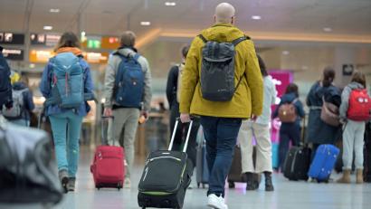 Bild: Malin Wunderlich/dpa
Reisende müssen mögliche Verspätungen und Störungen bei Bahnfahrten bei der Auswahl der Zugverbindung einkalkulieren, urteilte das Gericht. (Symbolbild)