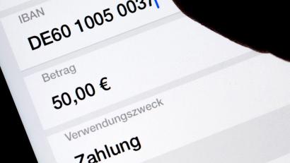 Bild: Monika Skolimowska/dpa-Zentralbild/dpa
Verbraucherschutz kritisiert zu kleinteilige Überprüfung der Empfängeradresse bei Online-SEPA-Überweisungen. (Symbolbild)