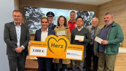 Bild: Ulrike Dromann
Vorstandssprecher Joachim Geyer (links) und Geschäftsstellenleiter Philipp Kroher (Zweiter von links) von der Raiffeisenbank Oberpfalz NordWest eG freuen sich mit den Vereinen, die mit Erlösen aus dem Gewinnsparen unterstützt werden.
