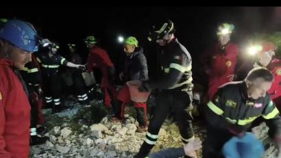 Bild: ---/Italienische Berg- und Höhlenrettung/dpa
Seit Sonntagnachmittag sitzt der Mann in der Höhle fest.