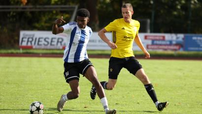 Bild: Dieter Jäschke
Der Altenstädter Angreifer Ansalem Ogbonnaya (links) verteidigt den Ball gegen Hannes Neumann vom TSV Erbendorf. Der Erbendorfer 3:1-Sieg wurde von rassistischen Äußerungen von den Zuschauerrängen überschattet.