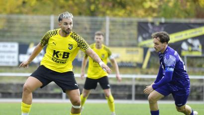 Bild: Hubert Ziegler
Kenan Muslimovic (links) und der FC Amberg sind am Dienstagabend gegen Tabellenführer Dingolfing gefordert.