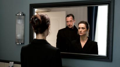 Bild: Martin Menke/Netflix/dpa
Friederike Becht und Hans Löw in einer Szene der 6-teiligen Psychothriller-Miniserie „Die Falle“.