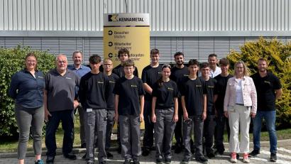 Bild: Kennametal
v. l. n. r. Anja Obermeier (technische Ausbilderin), Josef Braun (Produktionsleiter), Stephan Schatz (Werksleiter), Noah Greimel, Julian Weich, Vit Packan, Michael Lorenz, Sebastian Prößl, Vivien Raabe, Abdulrahman Aljolaji, Luis Haberl, Lukas Zeitler ,Markus Baierl (Betriebsratsvorsitzender), Timo Burkhard, Christine Mannhardt (Personalleiterin) und Maximilian Winkler (technischer Ausbilder). Bild: Kennametal