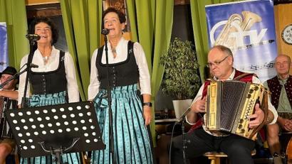 Archivbild: Renate Zupfer-Vilas
Die „Zupfer-Moidln und da Gerhard“ sorgen zum Auftakt der Neustädter Dotschkirwa für Stimmung.