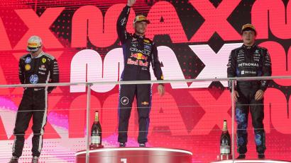 Bild: Ng Han Guan/AP/dpa
Max Verstappen (M) ist in Singapur wieder der Alte.