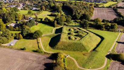 Bild: Frank Molter/dpa
Schleswig Archäologischer Park: neue Cortenstahlbrücke im Unesco-Welterbe Haithabu und Danewerk verbindet Wege