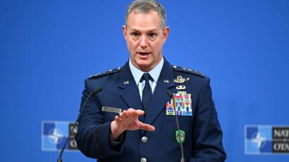 Bild: Elisa Schu/dpa
Der Oberbefehlshaber der Nato-Streitkräfte in Europa, Alexus Grynkewich, hat eine neue Sicherheitsstrategie des Bündnisses vorgestellt.
