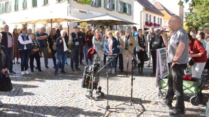 Bild: Helmut Kunz
Rund 50 Teilnehmer zählte die Stadtwanderung "Vergessene Opfer" des Nationalsozialismus in Weiden.