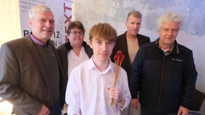 Bild: Fred Lehner
Freuen sich über das gelungene Mut-und-Text-Konzert: Chefarzt Dr. Fritz Schneble, Claudia Kick, Musiker Philipp Rohrer, Organisator Wolfgang Göldner und Bürgermeister Robert Lindner.