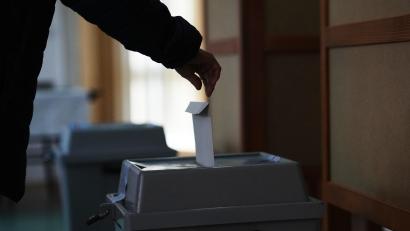 Symbolbild: Petr David Josek/dpa
Tschechien hat neue Stadt- und Gemeinderäte sowie neue Senatoren gewählt. Extreme Parteien schneiden dabei schlechter ab, auch die aus der aktuellen Regierung.