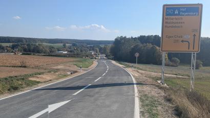 Bild: Paul Zrenner
Die Schirndinger Straße ist im Kreuzungsbereich der künftigen neuen Bundesstraße tiefergelegt. Diese kreuzt später die Staatsstraße über eine Brücke, die 2027 gebaut wird.