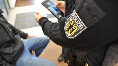 Symbolbild: Bundespolizei
Ein 42-jähriger Mann hat am Hauptbahnhof Regensburg den Hitlergruß gezeigt und Bahnsicherheitsmitarbeiter beleidigt.