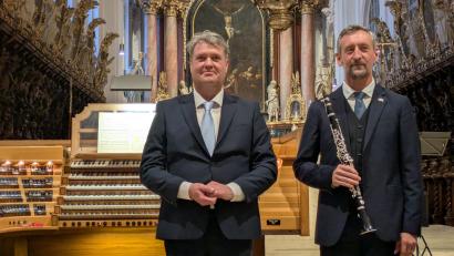 Bild: Paul Zrenner
Domorganist Martin Bernreuther und Hans Kistler (von links) beim Schlussapplaus nach dem Konzert in der Stiftsbasilika Waldsassen