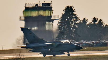 Bild: Thomas Frey/dpa
Zeichen des Zusammenhalts: Die Luftwaffe verlegt für die Nato-Übung drei Tornados nach Italien. (Archivbild)