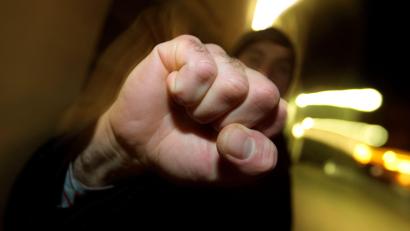Symbolbild: Karl-Josef Hildenbrand
Auch von Polizisten kaum zu bändigen war ein junger Mann beim Kehraus nach dem Münchenreuther Faschingszug. Mit Händen und Füßen schlug er um sich, spuckte die Beamten an und biss einen sogar in den Arm.