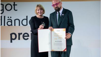 Bild: Christophe Gateau/dpa
Juryvorsitzende Elke Büdenbender überreicht den Margot Friedländer Preis 2026 an den Münchner Hochschullehrer Guy Katz.