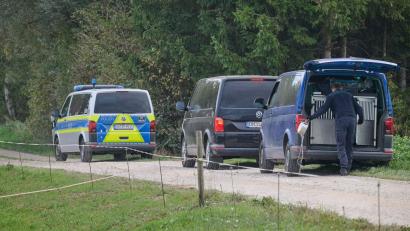 Bild: Peter Kneffel/dpa
In den Tagen nach der Sichtung hatten Polizisten das Naturschutzgebiet durchkämmt.